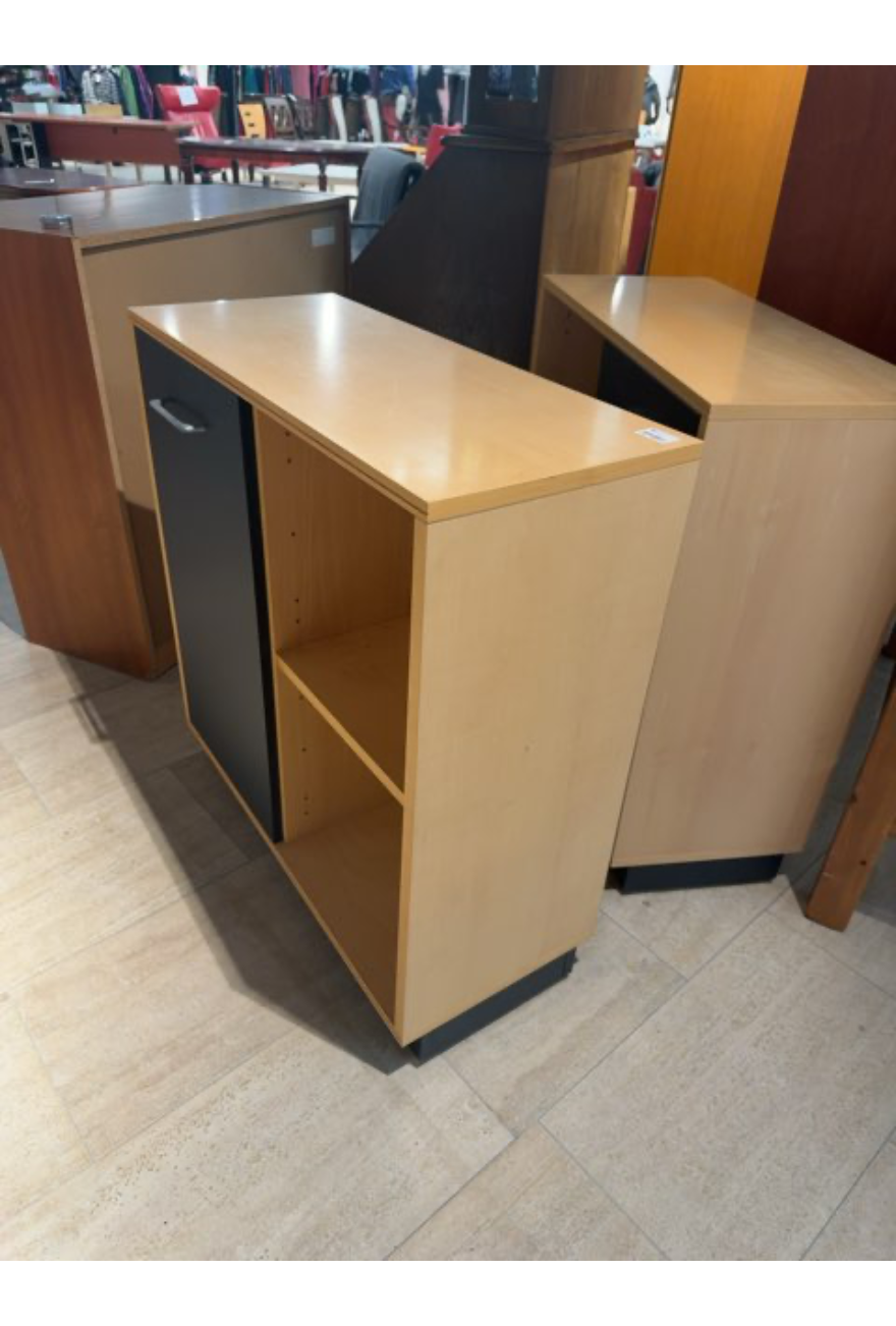 Kommode i stilrent design med grå låge
